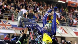 Bartosz Zmarzlik podrzucany po zdobyciu tytułu mistrza świata przez rywali