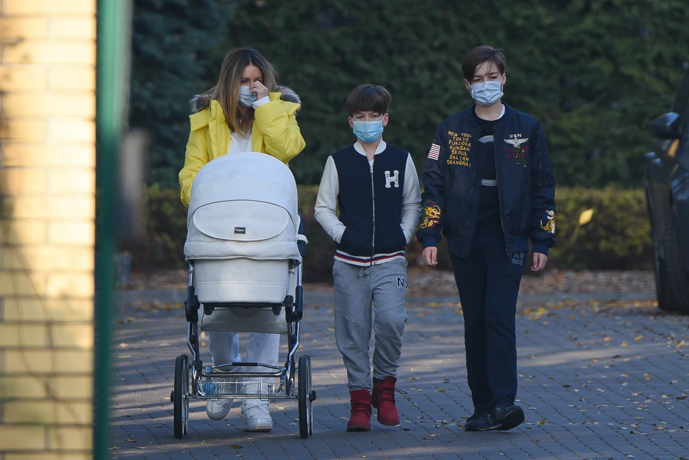 Małgorzata Rozenek-Majdan na spacerze z Heniem i synami, Tadeuszem oraz Stanisławem