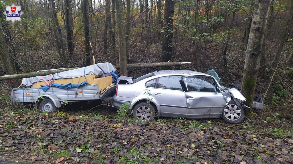 Kierowca trafił do szpitala, auto pójdzie złom. Sarna uciekła...