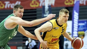 Koszykarz drużyny Trefl Sopot Karol Gruszecki (P) i Michał Gabiński (L) z zespołu Śląsk Wrocław 