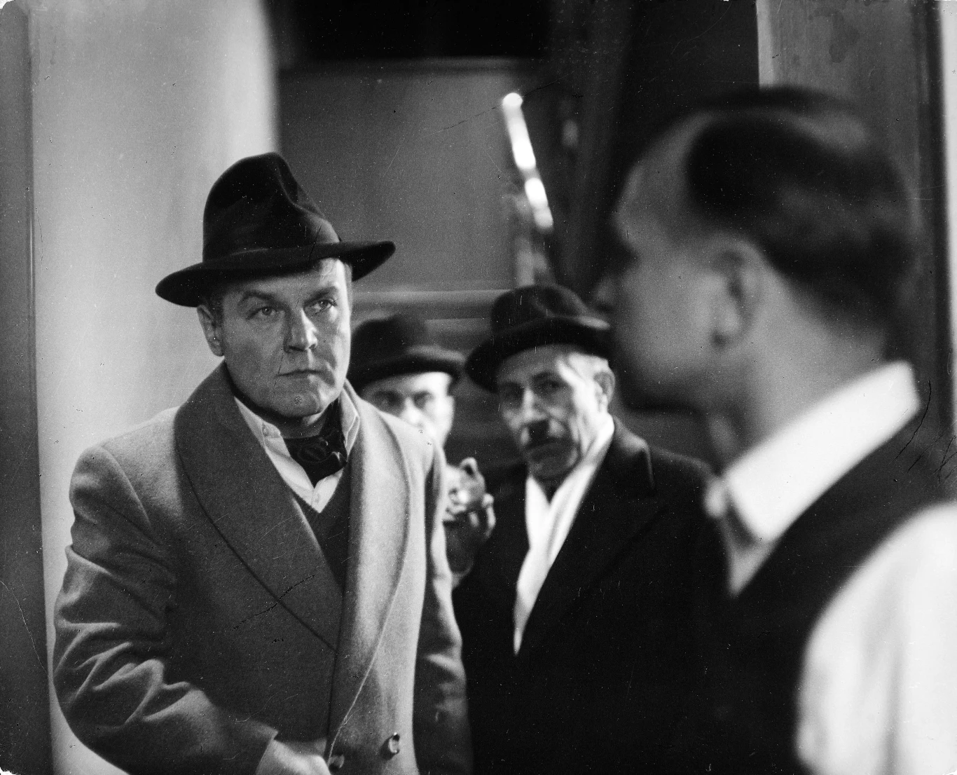 Józef Para (w głębi) oraz Leonard Pietraszak, Grzegorz Heromiński i Ryszard Kotys w filmie "Vabank" (1981)