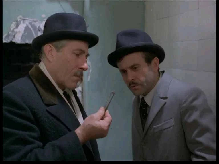 Józef Para jako komisarz Przygoda i Grzegorz Heromiński jako jego asystent w filmie "Vabank"