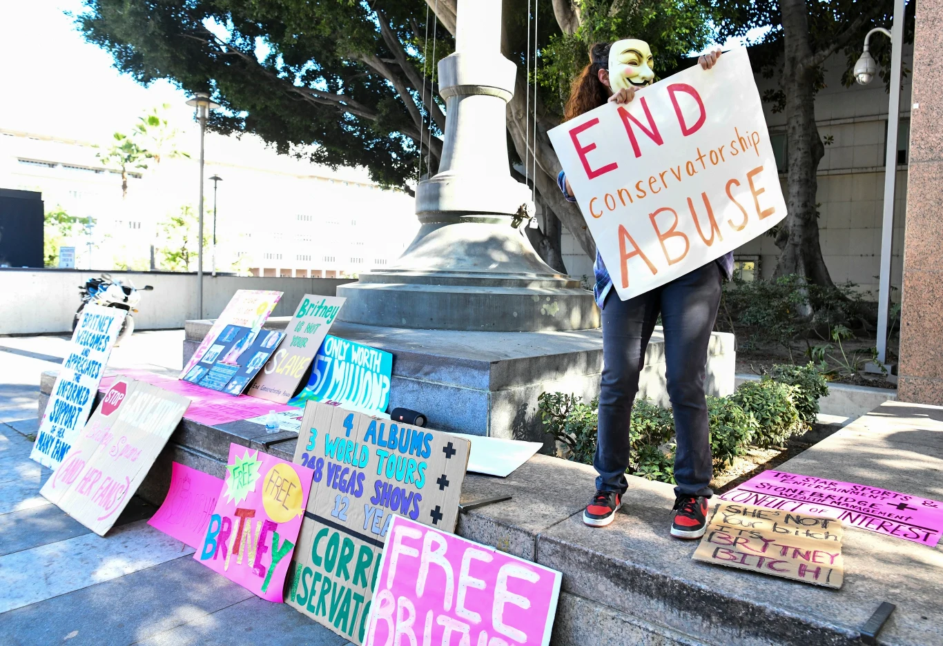 Protestujący domagają się "uwolnienia" Britney Spears.