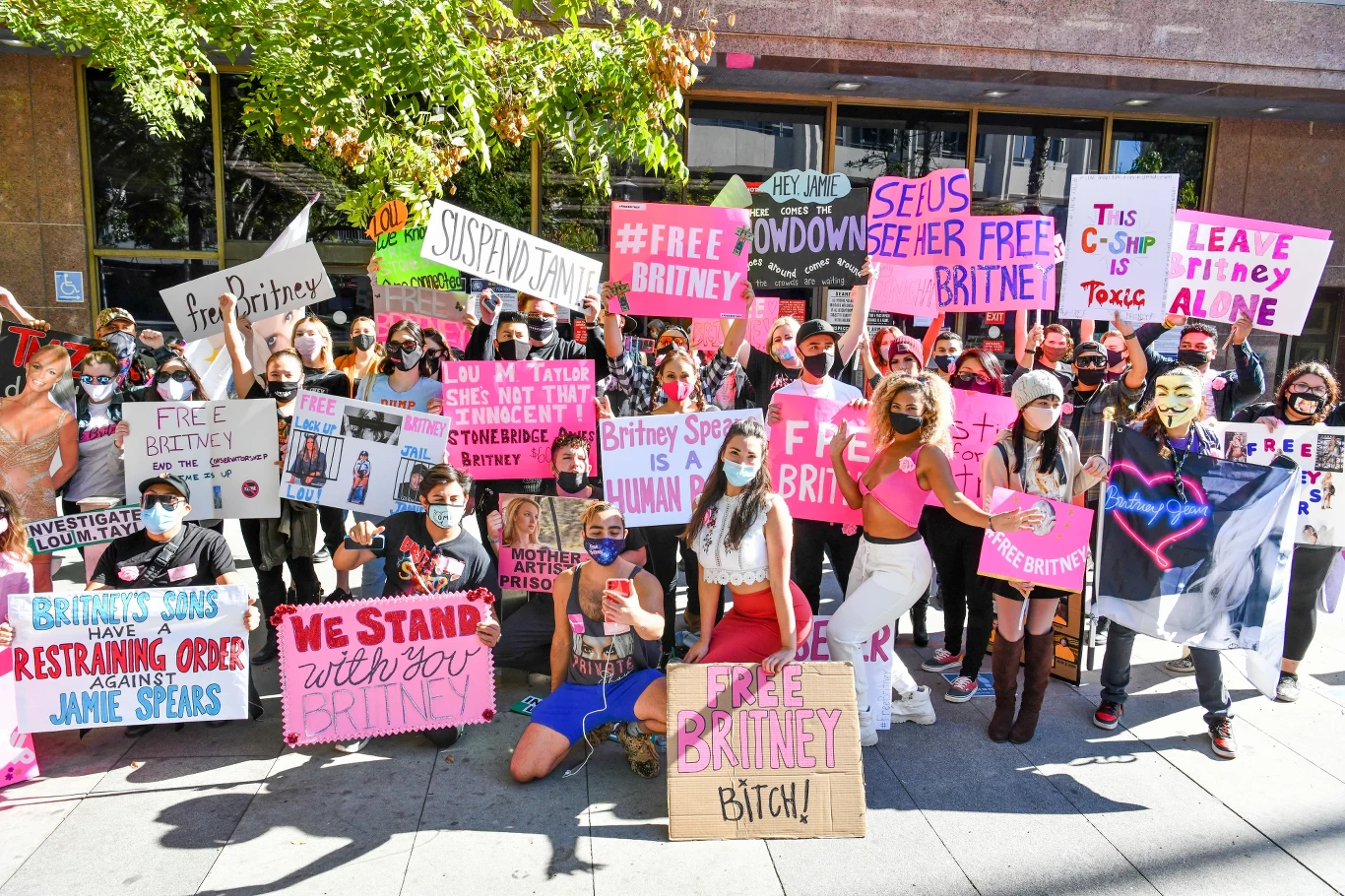 Protestujący zgromadzili się przed sądem Stanley Mosk Courthouse w Los Angeles.