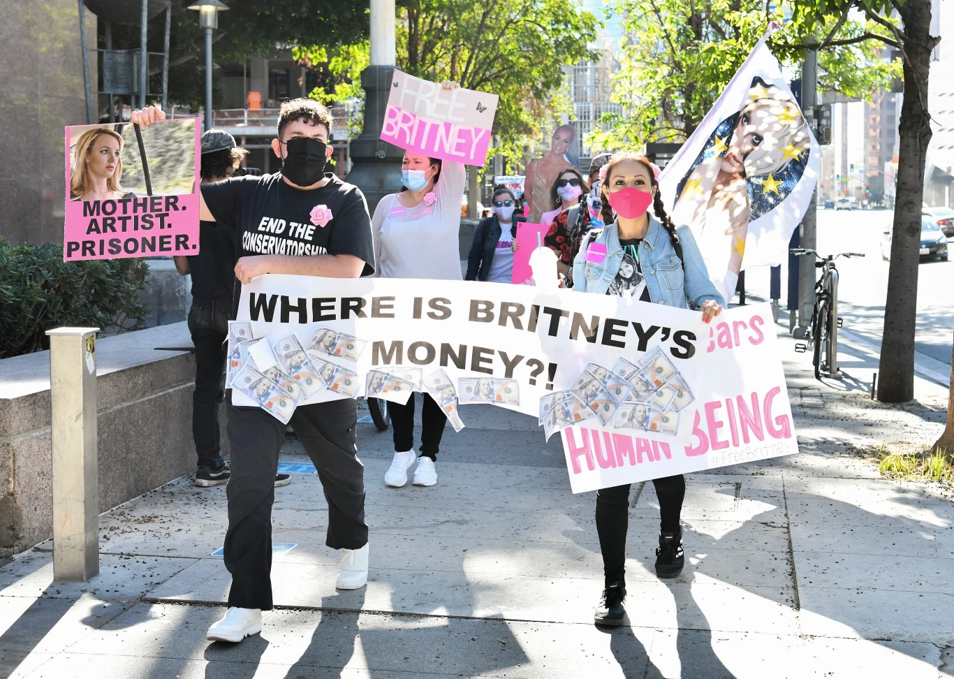 Ojciec wokalistki - Jamie Spears - nazwał ruch "żartem", a ich organizatorów "wyznawcami teorii spiskowych".