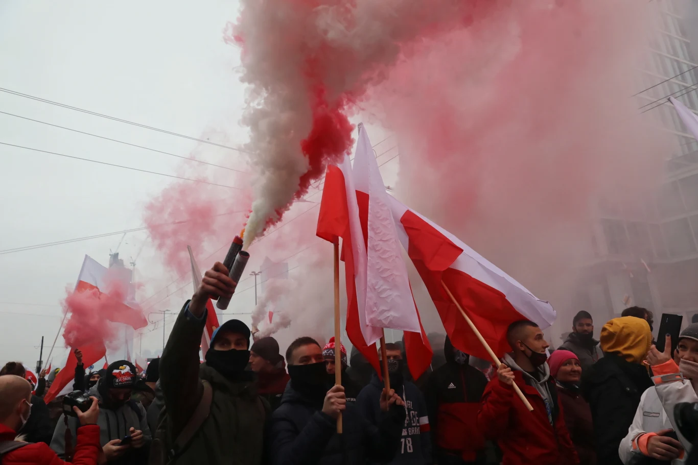 "Ze względu na Marsz Niepodległości policja wstrzymała ruch kołowy między pl. Zawiszy a rondem Waszyngtona. Transport publiczny jeździ objazdami" - podał stołeczny ratusz, dodając, że miasto nie zostało poinformowane o planowanych działaniach.