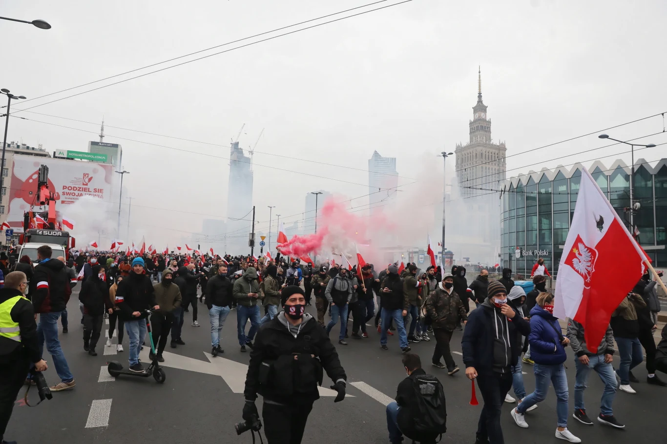 Organizatorzy podczas przejazdu zamierzają komunikować się przy pomocy radia, gdzie oprócz wygłaszanych komunikatów mają być również transmitowane przemówienia i piosenki o charakterze patriotycznym.