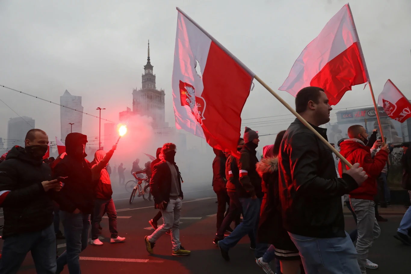 W komunikacie warszawskiego ratusza dodano, że miasto "zareagowało natychmiastowo", a po skierowaniu na objazdy pojazdów transportu publicznego na ulice wysłano informatorów i nadzór ruchu. 