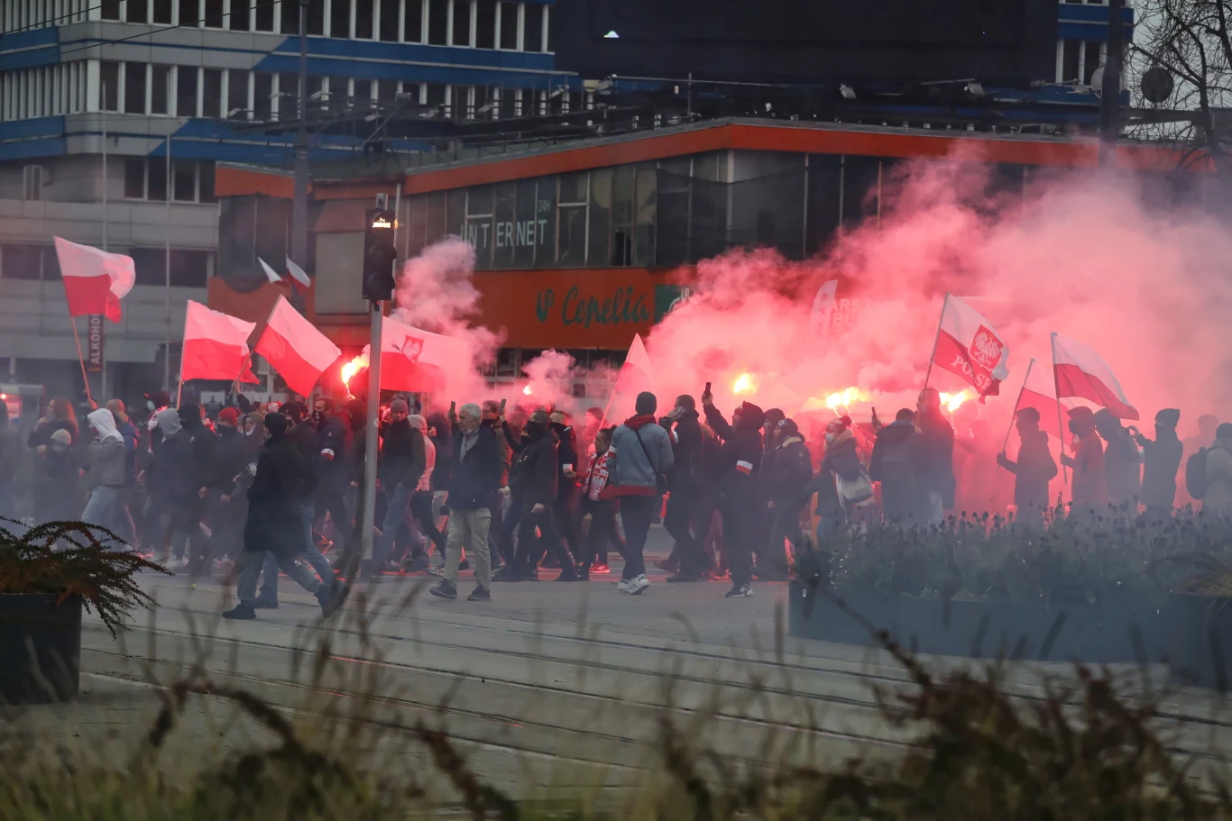 Stołeczna policja informuje, że zablokowane dla ruchu są Al. Jerozolimskie od pl. Zawiszy do ronda Waszyngtona. Nie można też przejechać przez Aleje ulicami Kruczą, Bracką czy Emilii Plater.