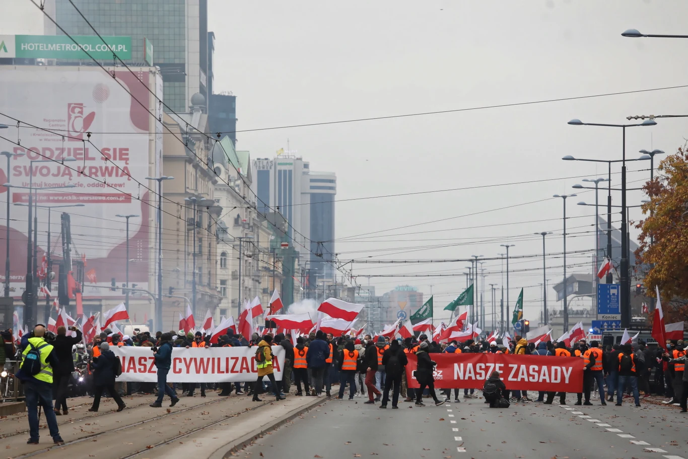 "Wszyscy nastawiamy odbiorniki na 87,8 FM! Podjęliśmy w tym celu współpracę z Radiem Wnet, które, dla ułatwienia przebiegu wydarzenia, udostępni swoje fale" - napisali na swoim profilu na Facebooku organizatorzy.