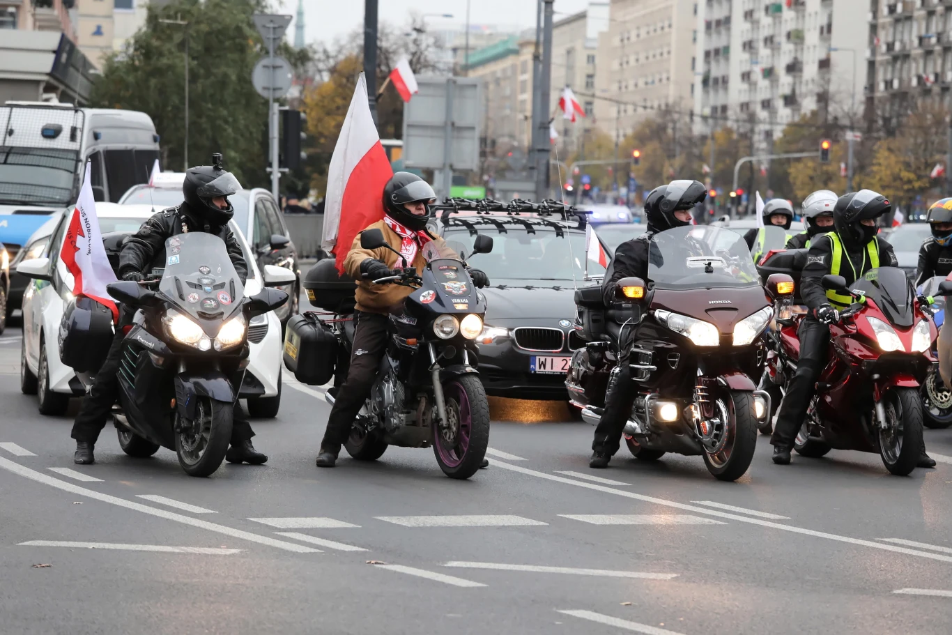 Policja jeszcze przed rozpoczęciem Marszu podjęła pierwsze interwencje. "W Al. Jerozolimskich w centrum miasta na pasy ruchu przeznaczone dla pojazdów weszły osoby piesze. Policjanci kierują do nich komunikaty wzywające do zachowania zgodnego z prawem. Osoby są informowane, że zgromadzenie w takiej formule jest nielegalne" - poinformowali stołeczni funkcjonariusze na Twitterze tuż przed godz. 14. 