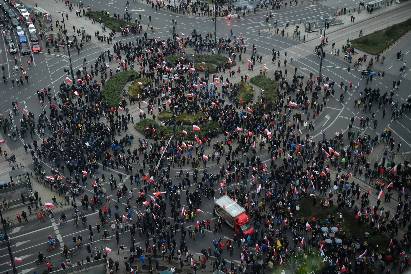 Komenda Stołeczna Policji w następnym komunikacie zaznaczyła po raz kolejny, że zgromadzenie pieszych na rondzie Dmowskiego (na zdj.) jest nielegalne. "Policjanci prowadzą działania mające na celu zapewnienie bezpieczeństwa wszystkich osób na terenie całego miasta. Wyraźnie informujemy zebranych w rejonie ronda Dmowskiego, że zgromadzenie w takiej formule jest nielegalne" - przekazano. 
