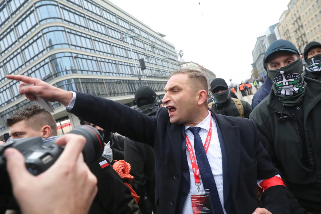  Przewodniczący Stowarzyszenia Marsz Niepodległości Robert Bąkiewicz wśród uczestników Marszu Niepodległości