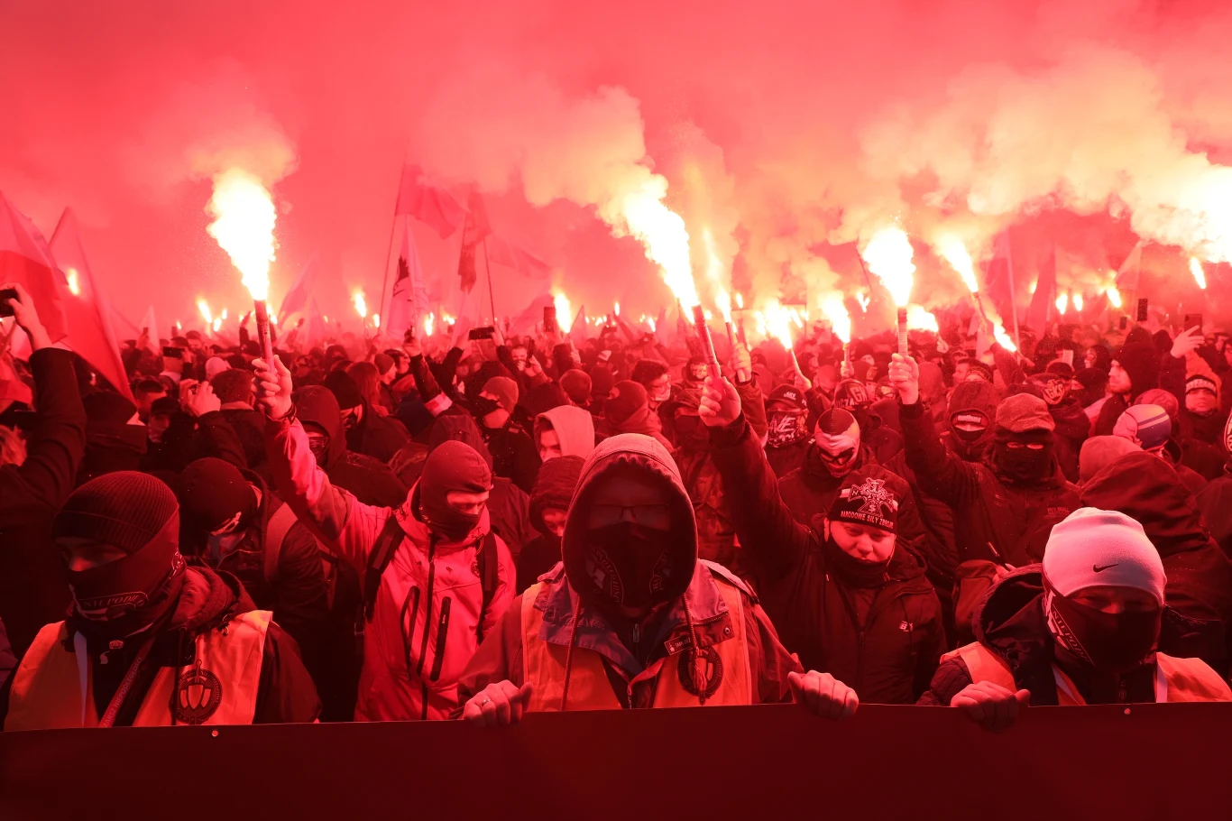 Przed godz. 15 podano, że funkcjonariusze zostali zaatakowani przez chuliganów na rondzie de Gaulle'a. "Do działań wprowadzono pododdziały zwarte. W celu przywrócenia porządku prawnego wykorzystywane są środki przymusu bezpośredniego" - czytamy. 