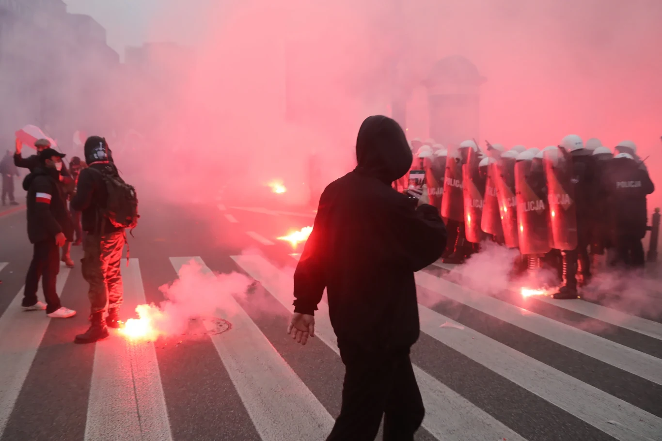 Starcia policji i uczestników Marszu Niepodległości na rondzie de Gaulle'a w Warszawie.