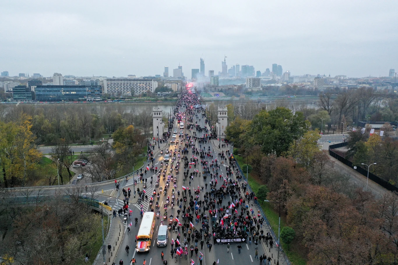 Marsz Niepodległości docieracy do Ronda Waszyngtona w Warszawie.