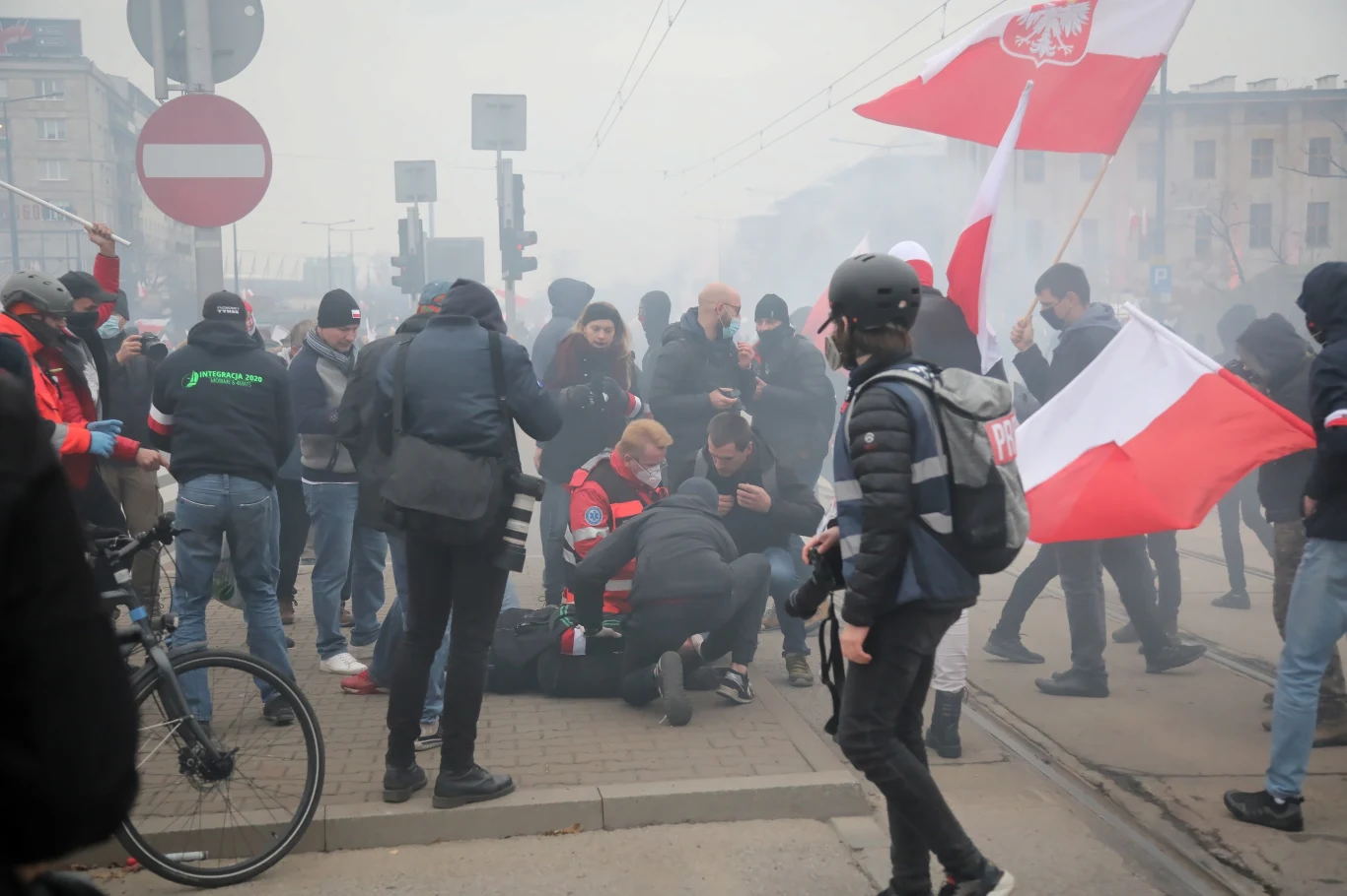 Uczestnicy Marszu Niepodległości na rondzie de Gaulle'a w Warszawie. 