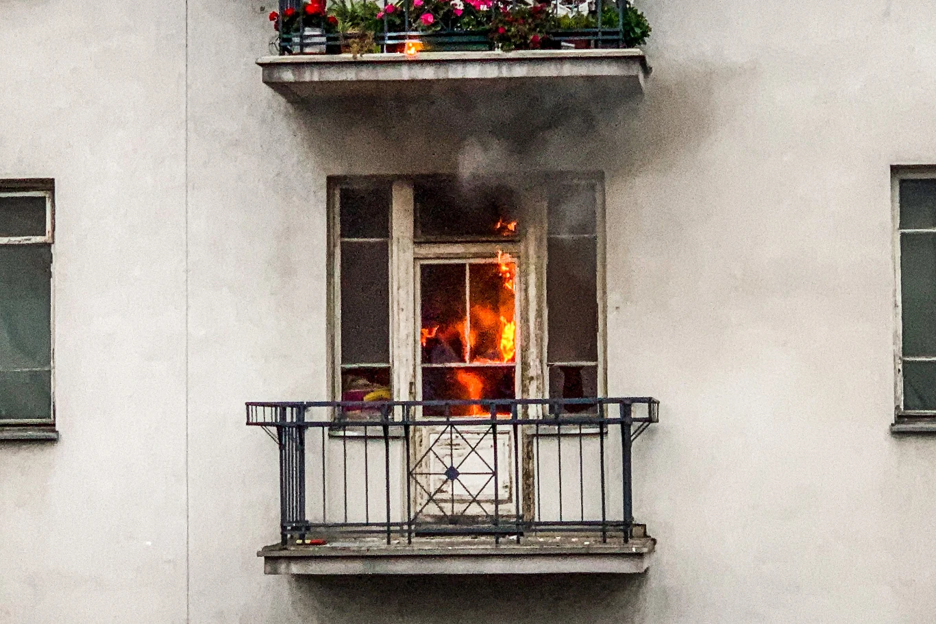 Jak powiedział dyżurny, pożar udało się opanować i nikt nie został ranny. Jak powiedział dyżurny, pożar udało się opanować i nikt nie został ranny.