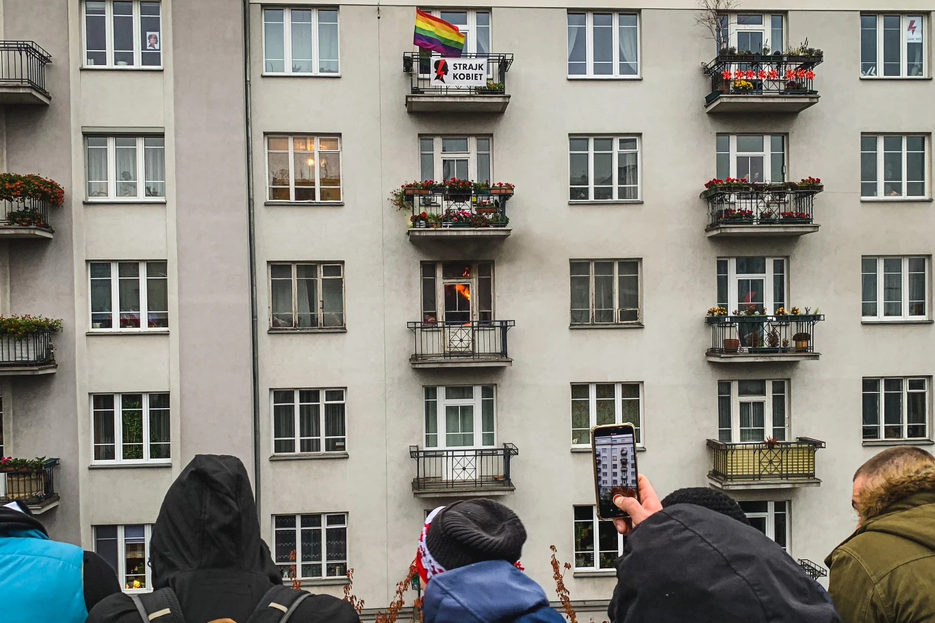Z relacji świadków pożaru wynika, że była to raca, która miała trafić w okna mieszkania powyżej, gdzie wisi symbol Strajku Kobiet oraz tęczowa flaga. 