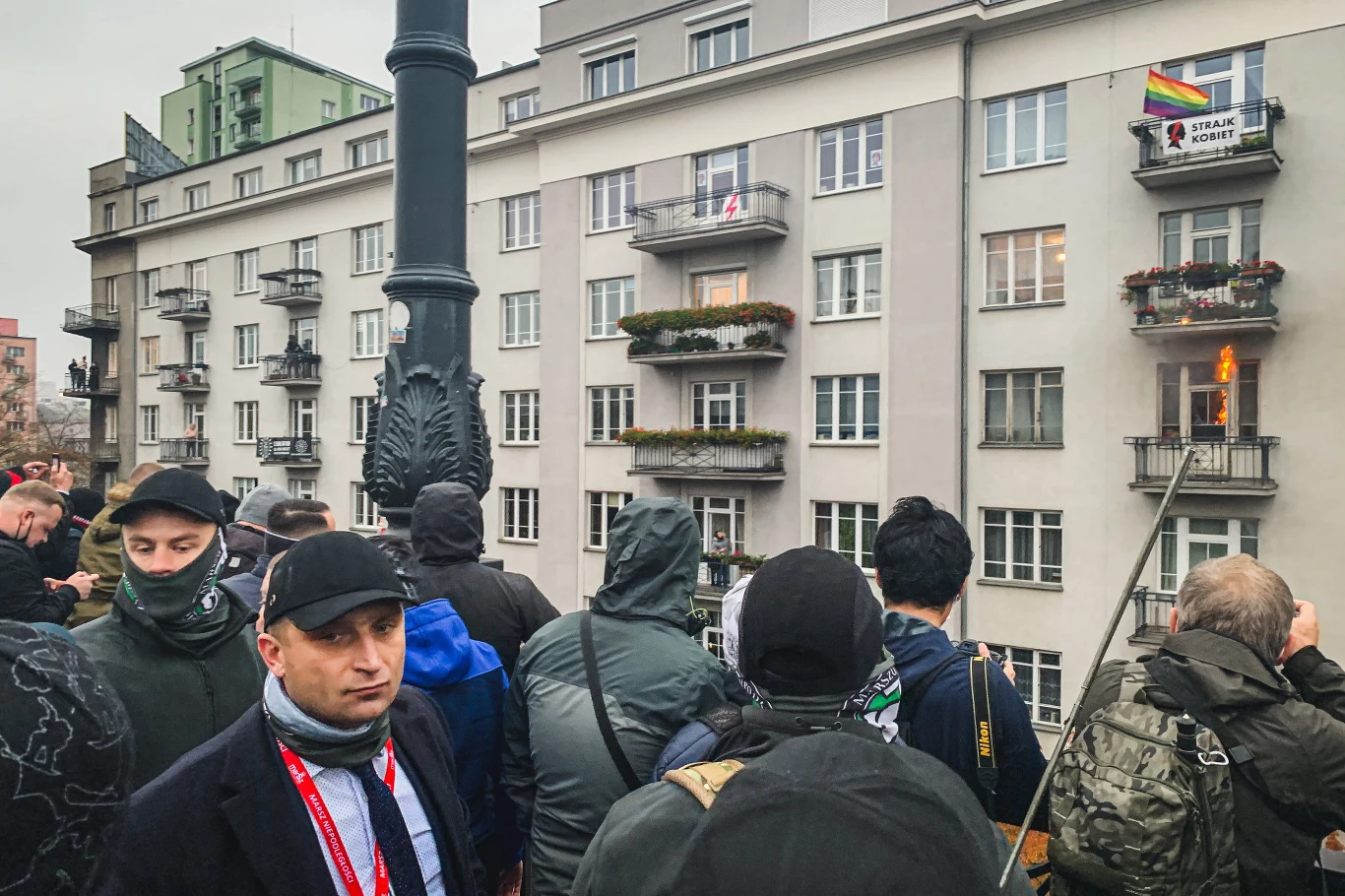 Pożar podczas Marszu Niepodległości. Mazowiecka straż przekazała dodatkowo na Twitterze, że mógł być spowodowany przez materiały pirotechniczne. Materiały pirotechniczne to właśnie m.in. race czy petardy, którymi rzucali manifestujący. Na zdjęciu Robert Bąkiewicz., prezes Stowarzyszenia Marsz Niepodległości. 