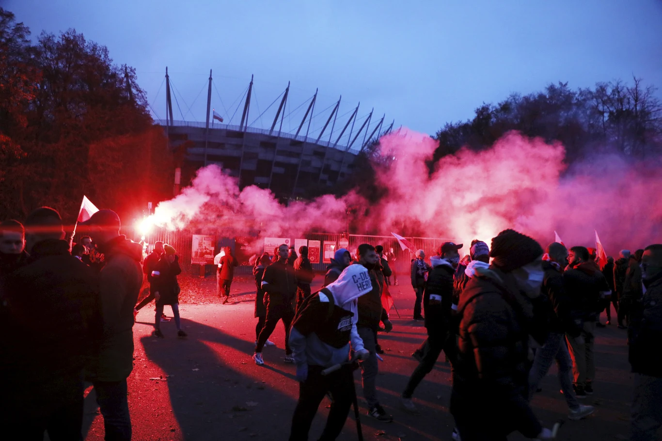 Uczestnicy Marszu Niepodległości przed Stadionem PGE Narodowy w Warszawie Uczestnicy Marszu Niepodległości przed Stadionem PGE Narodowy w Warszawie