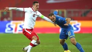 Arkadiusz Milik (L) i Jewhen Makarenko z Ukrainy