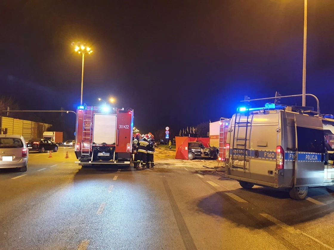 Ślady hamowanie wskazują, z jednej strony na wysoką prędkość audi, z drugiej - na wymuszenie pierwszeństwa przez kierowcę ciężarówki