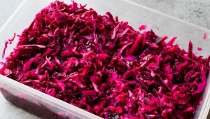 Smaczna i zdrowa surówka z zapomnianego warzywa. Zrobisz ją w 5 minut 