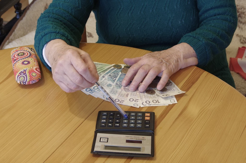 Najsolidniej do regulowania opłat podchodzą seniorzy. 