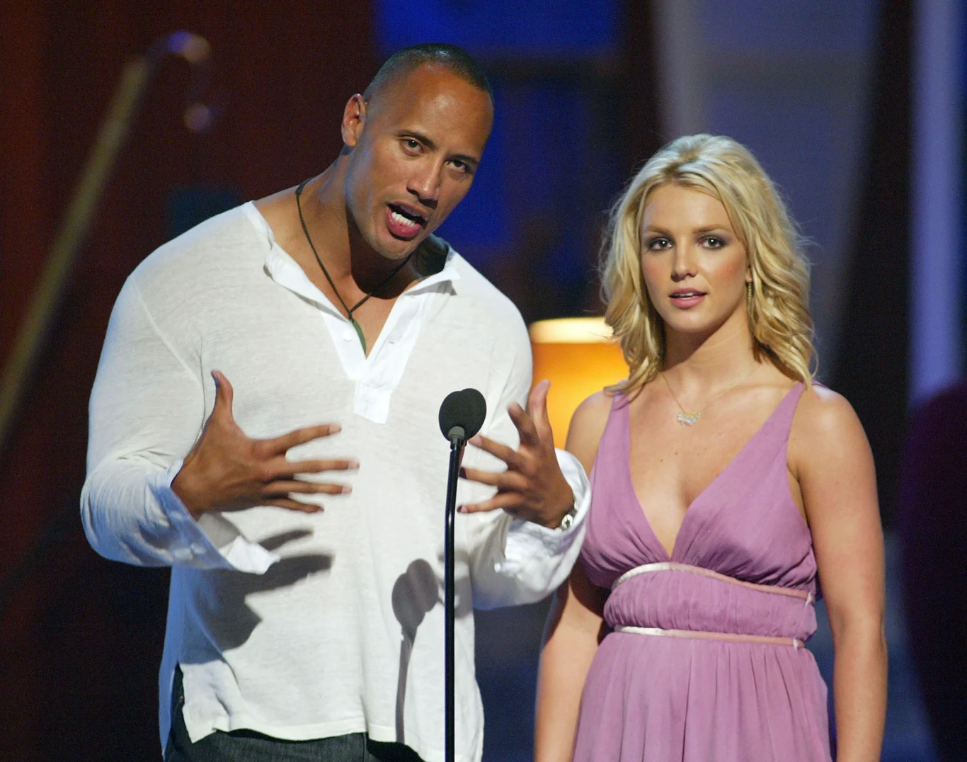 Tym razem w szczytnym celu, a mianowicie obdarowując dziecięce szpitale w USA Xboxami Series X, które dopiero co trafiły na rynek. 