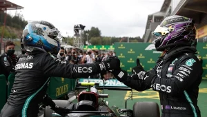 Valtteri Bottas (z lewej) i Lewis Hamilton