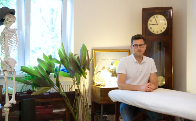 Maciej Wójtowicz reprezentuje holistyczne podejście w pracy z pacjentami bólowymi Maciej Wójtowicz reprezentuje holistyczne podejście w pracy z pacjentami bólowymi