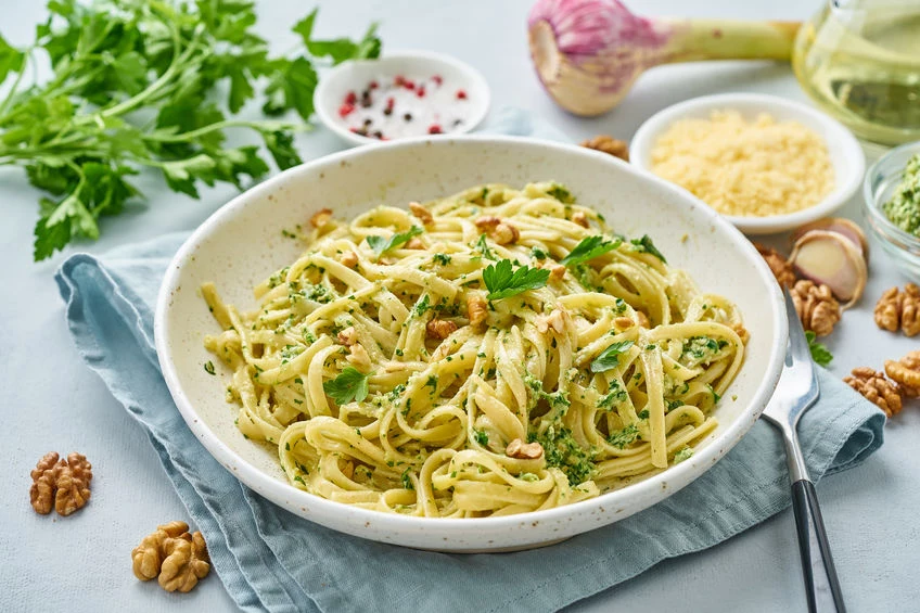 Pesto jest wyśmienitym dodatkiem do makaronu 