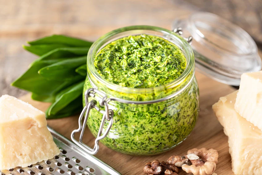 Pesto serwujemy z ulubionym makaronem i pomidorkami