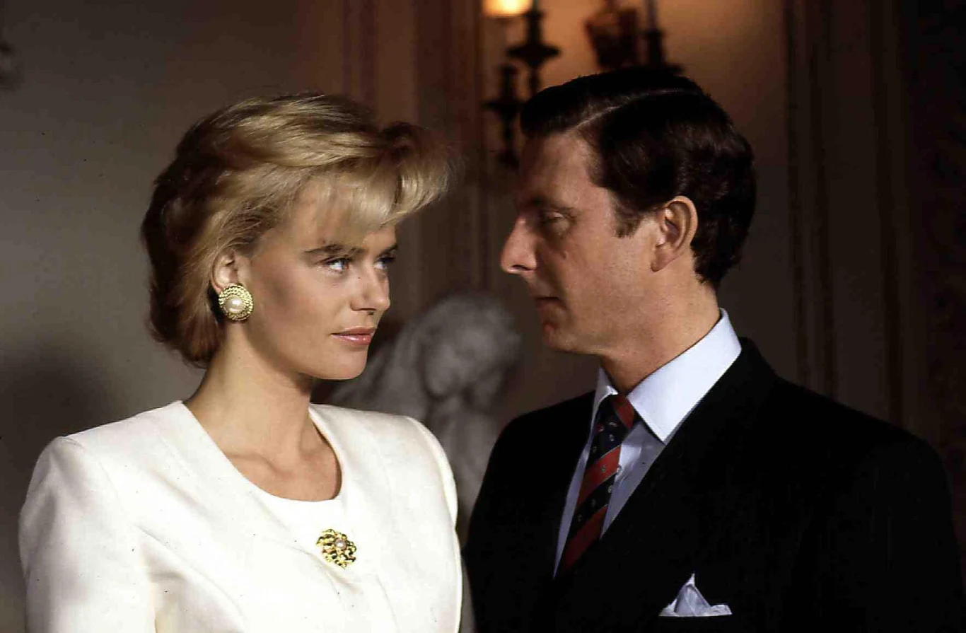 W 1993 roku rolę księżnej Diany powierzono brytyjskiej aktorce Serenie Scott Thomas. Aktorka zagrała w filmie "Diana: Her True Story". Scenariusz obrazu powstał w oparciu o książkę biograficzną "Diana - moja historia" autorstwa Andrew Mortona. Publikacja zaszokowała świat i wstrząsnęła brytyjską rodziną królewską. Krytycy uznali, że to jedna z ważniejszych biograficznych książek XX wieku, która ujawniła rozpad małżeństwa Karola i Diany i odegrała kluczową rolę w kształtowaniu sposobu w jaki postrzegamy dziś rodzinę królewską.

Na zdjęciu: Serena Scott Thomas jako księżna Diana oraz David Threlfall jako książę Karol w filmie "Diana: Prawdziwa historia" (1993)