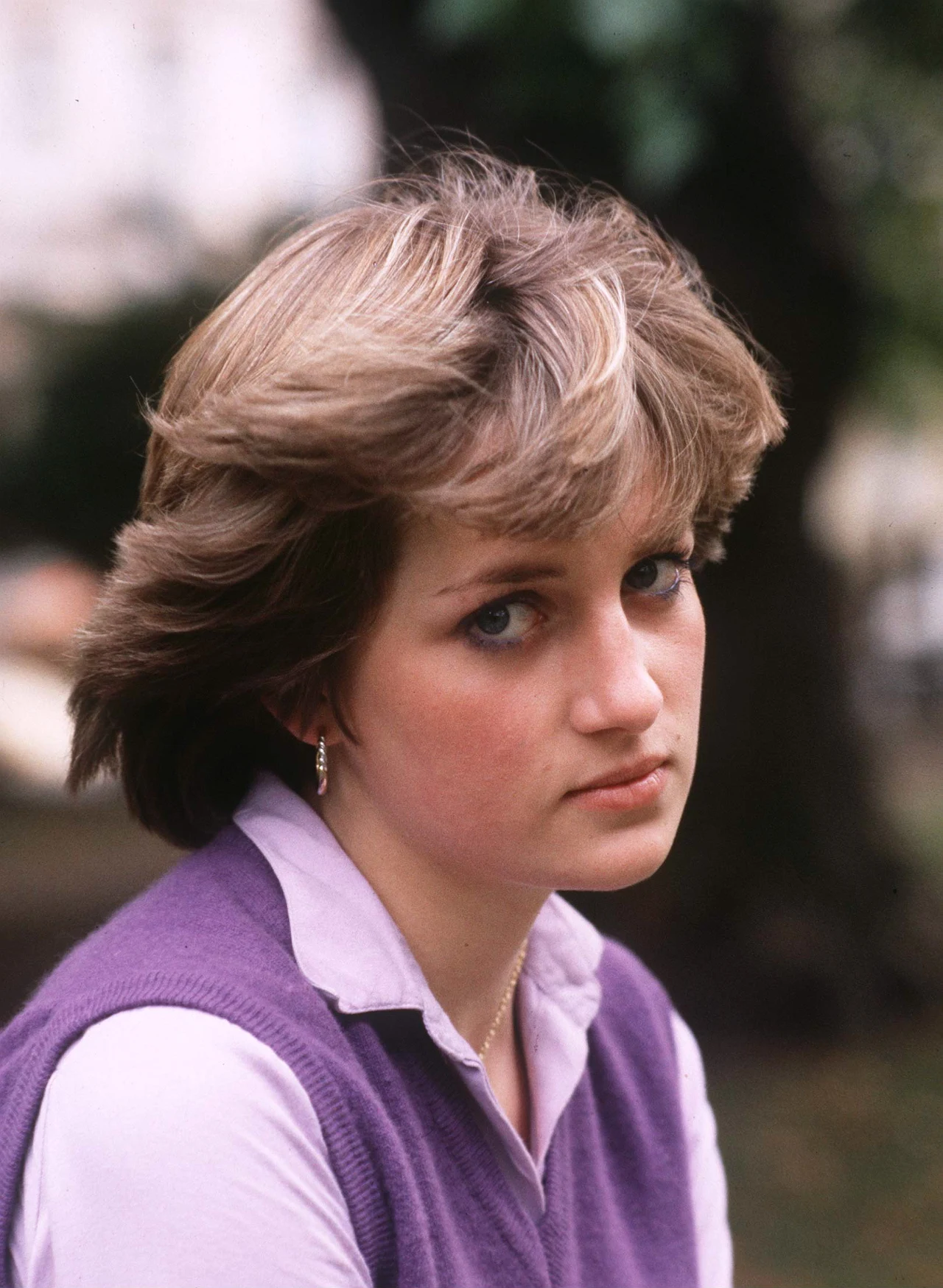 Kiedy Diana miała 19 lat, chciała być po prostu szczęśliwa. Nie przeczuwała, że za kilka lat jej życiem zacznie interesować się cały świat. Ta fascynacja nie skończyła się po jej tragicznej śmieci, a wręcz przeciwnie - nasiliła się. Również kino poddało się jej urokowi. Od początku lat 90. XX wieku o księżnej Dianie powstało wiele filmów fabularnych i dokumentalnych.

Na zdjęciu: Lady Diana Spencer w wieku 19 lat (1980)