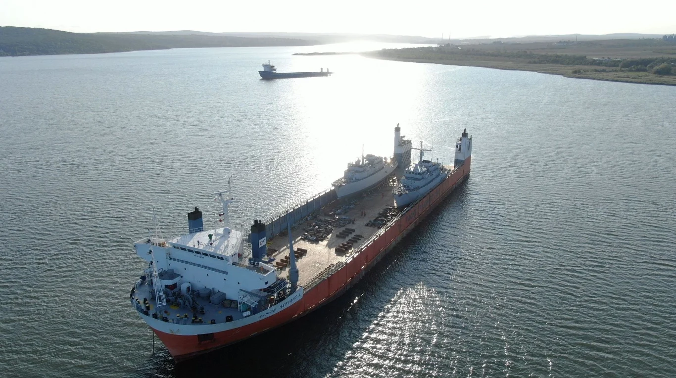 Jak informuje niderlandzki portal Marineschepen.nl transportowane niszczyciele min to byłe HNLMS "Maassluis" i HNLMS "Hellevoetsluis". Oba okręty zostały wycofane ze służby w Królewskiej Marynarce Wojennej Niderlandów w 2011 roku.