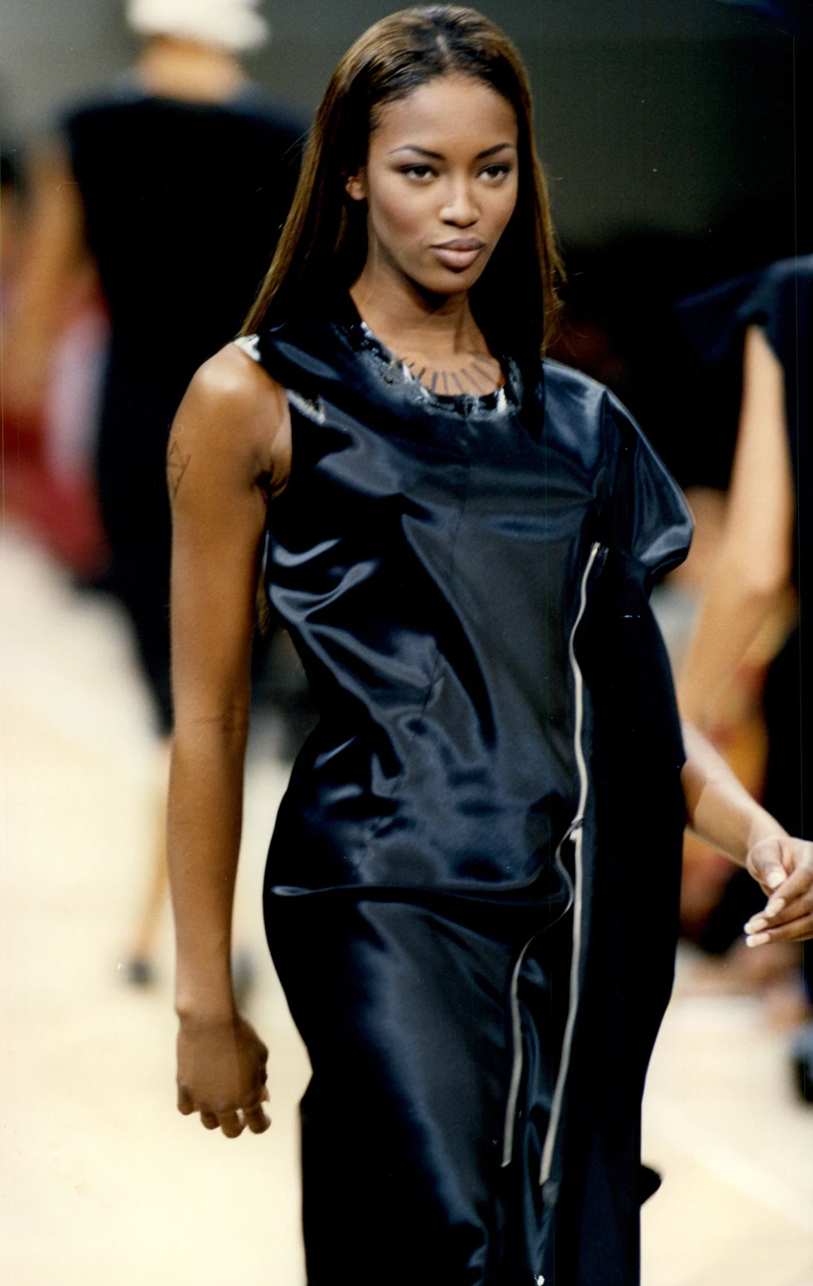 Naomi Campbell Naomi Campbell to prawdziwa ikona! W latach 90. należała do grona najlepszych topmodelek świata, chodziła w pokazach wybitnych projektantów, zdobywała prestiżowe zlecenia i... lubowała się w głośnych skandalach. Ten etap kariery modelka ma już jednak za sobą - dziś skupia się na działalności charytatywnej, walczy z rasizmem, a od czasu do czasu pojawia się gościnnie na wybiegu. 