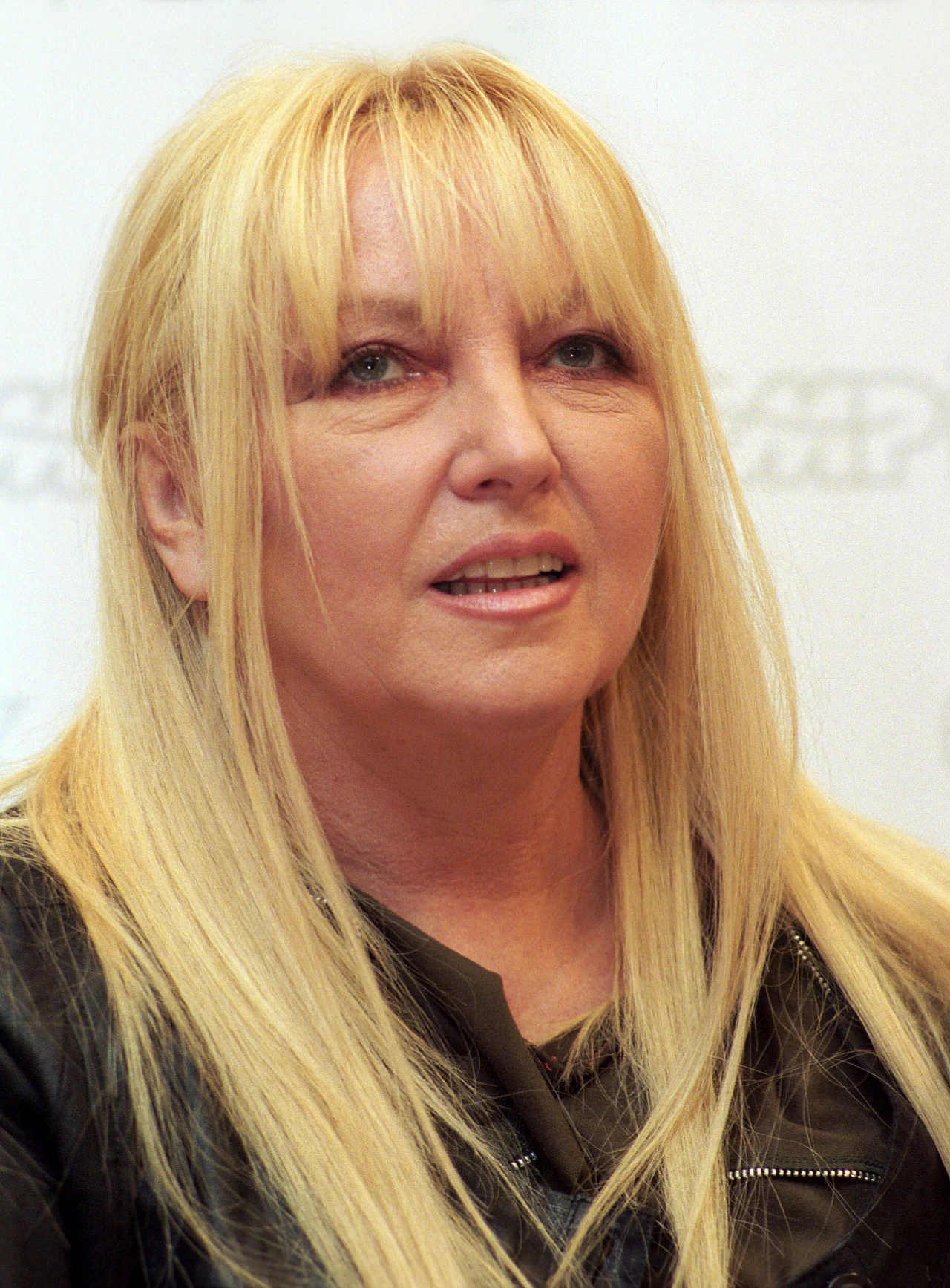 Maryla Rodowicz Ikona polskiej piosenki, legenda sceny, wokalistka, gitarzystka, a nawet aktorka - Maryla Rodowicz swoimi talentami mogłaby obdzielić kilka osób. Choć trudno w to uwierzyć, od jej debiutu na wielkiej scenie minęło już 58 lat, a gwiazda obchodzić będzie w grudniu 75. urodziny! Fani kochają Marylę nie tylko za niezapomniane przeboje i pełne dobrej energii koncerty - wokalistka zachwyca pogodą ducha i dobrą formą. Jaki jest jej sekret?