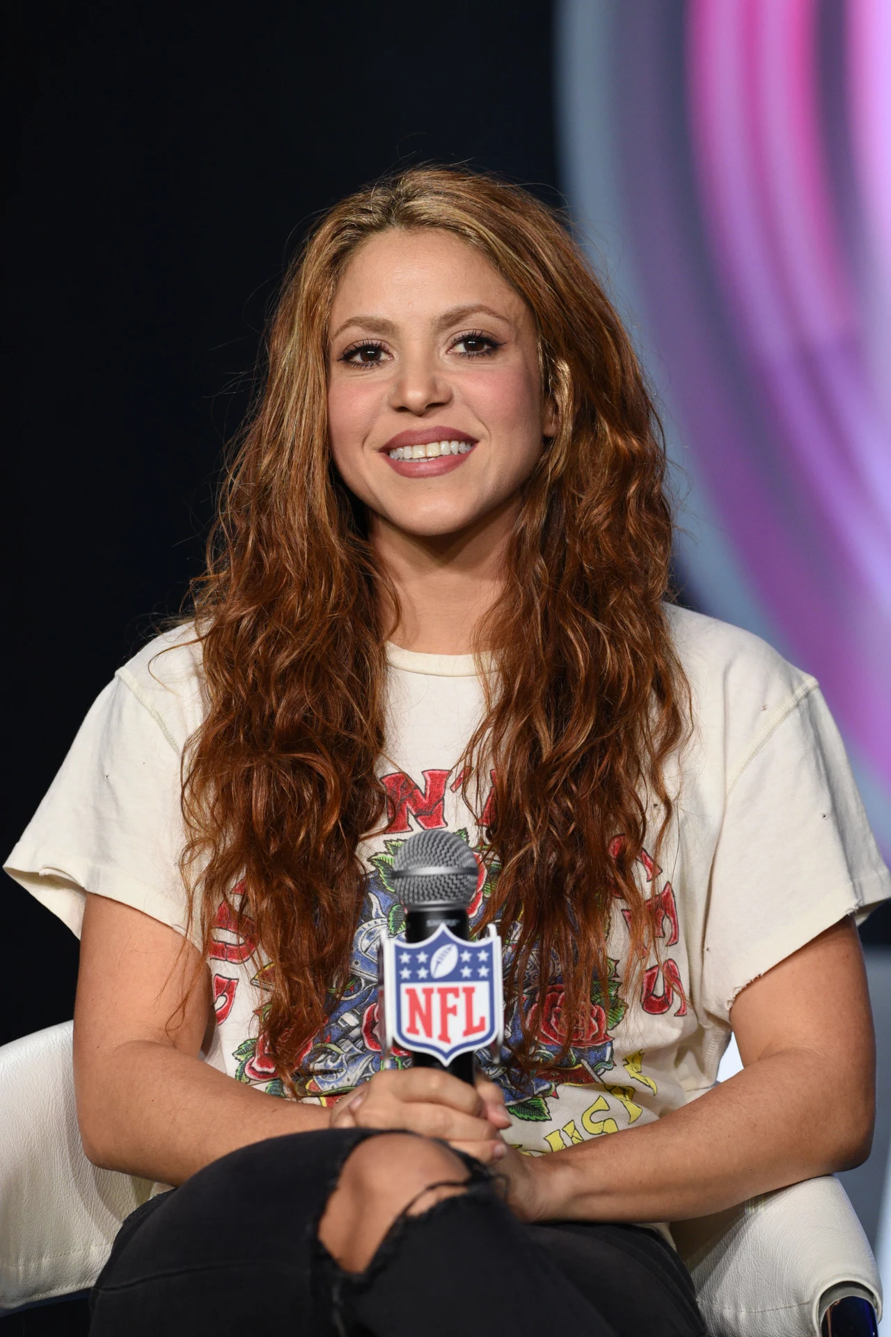 Shakira zawsze zachwycała młodym wyglądem i świetną sylwetką, i mimo że w tym roku skończyła 43 lata, wciąż zaskakuje doskonałą formą. Sekret? Wokalistka przyznaje, że używa tylko organicznych kosmetyków, stosuje zbilansowaną dietę i ciężko ćwiczy pod okiem trenera personalnego. Shakira trenuje co najmniej pięć razy w tygodniu, regularnie pływa i gra w tenisa, a sekret jej figury tkwi... w zupach. Gwiazda uwielbia ciepłe, sycące zupy, które spożywa nie tylko na obiad, ale również lunch i kolację. Te zdjęcia wokalistki dzieli aż 18 lat, więc jej sposoby muszą być skuteczne! 