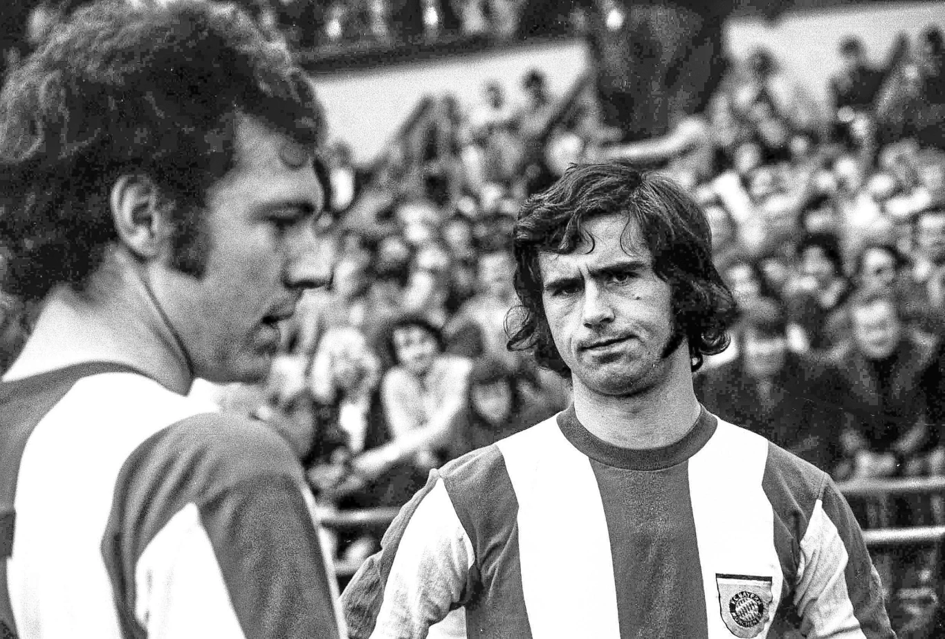 Gerd Mueller w 1972 roku. To wówczas zdobył 40 bramek w jednym sezonie Bundesligi. Z lewej Franz Beckenbauer