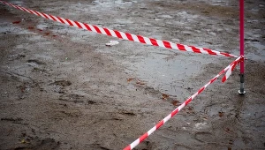 Łódź: Bracia w wieku 10 i 13 lat utknęli w zbiorniku wypełnionym błotem, zdj. ilustracyjne