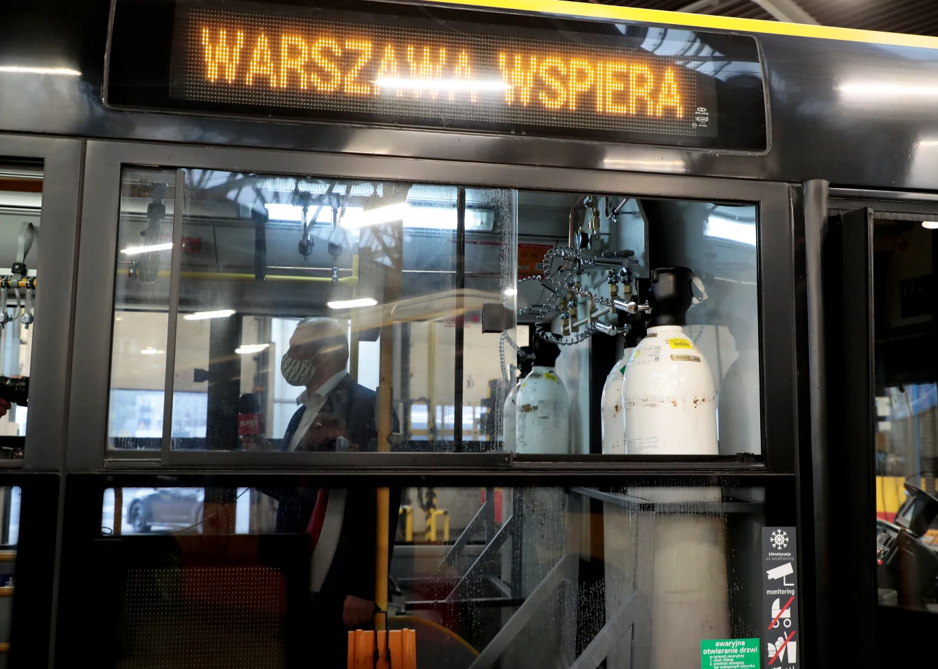 - Dostosowanie tych autobusów jest niesłychanie istotne, ponieważ zwolni karetki - podkreślał Trzaskowski na konferencji prasowej.
