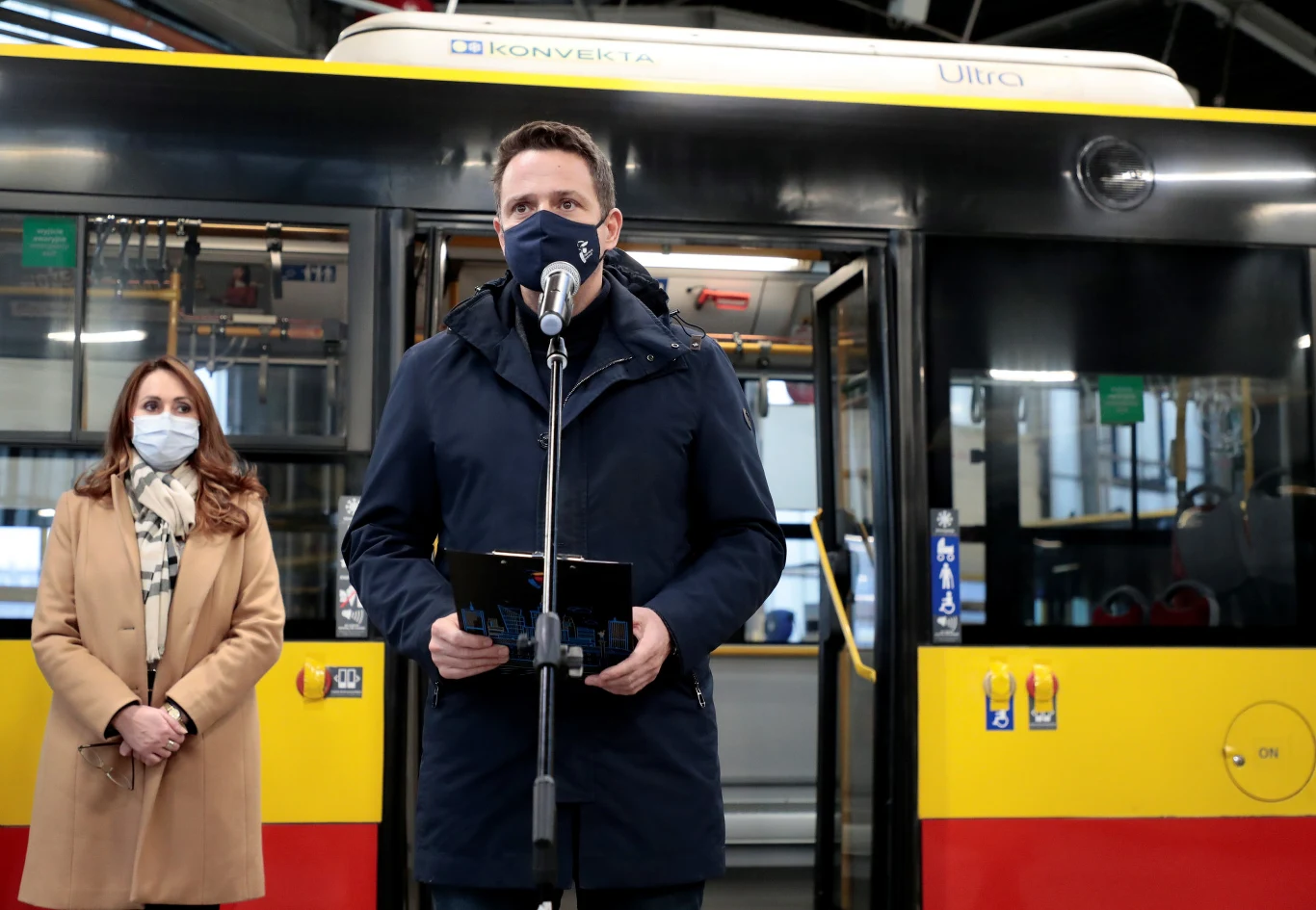 Jak poinformował w piątek (13 listopada) podczas konferencji prasowej Rafał Trzaskowski, Warszawa jest na pierwszej linii frontu walki z koronawirusem. W związku z tym prezydent stolicy podjął decyzję, aby dwa autobusy miejskie zostały przystosowane do przewozu chorych do tymczasowego szpitala na Stadionie Narodowym. 