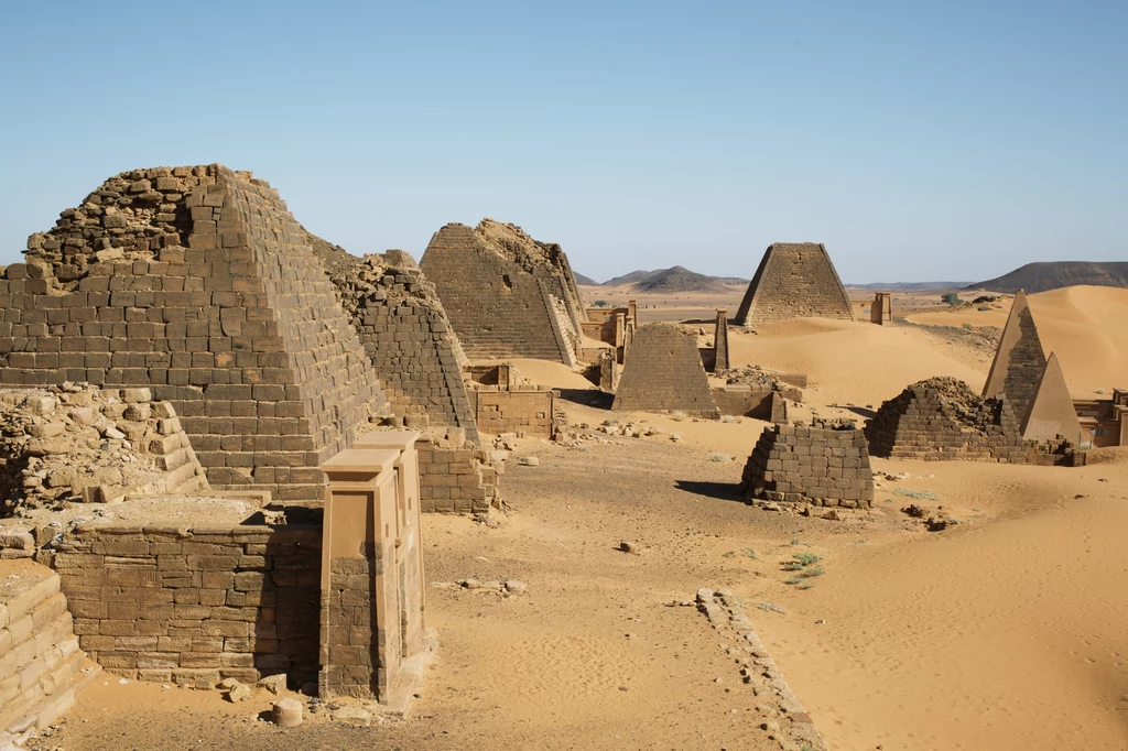 Sudan jest państwem borykającym się z wieloma problemami, turyści rzadko tu zaglądają ze względu na zagrożenie terroryzmem i porwaniami. Sudan jest państwem borykającym się z wieloma problemami, turyści rzadko tu zaglądają ze względu na zagrożenie terroryzmem i porwaniami.
