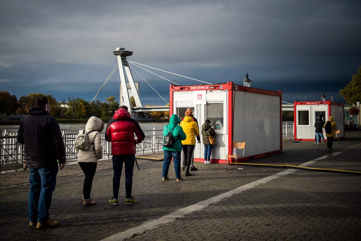 Mieszkańcy Bratysławy w kolejce do antygenowych testów na COVID-19 Mieszkańcy Bratysławy w kolejce do antygenowych testów na COVID-19