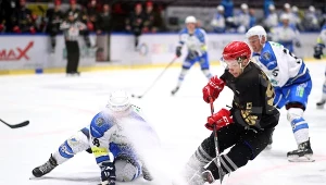 Hokeista Re-Plast Unii Oświęcim Miłosz Noworyta (L) i Damian Kapica (P) z Comarch Cracovii