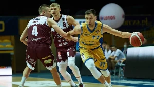 Koszykarz Asseco Arki Gdynia Igor Wadowski (P) oraz Tomasz Śnieg (L) i Filip Matczak (C) z PGE Spójni Stargard