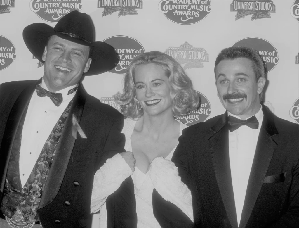 Zdjęcie z 1995 roku. Od lewej: Doug Supernaw, Cybill Shepherd i Aaron Tippin