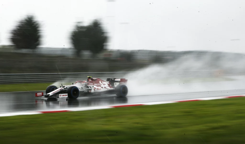 Antonio Giovinazzi w strugach deszczu